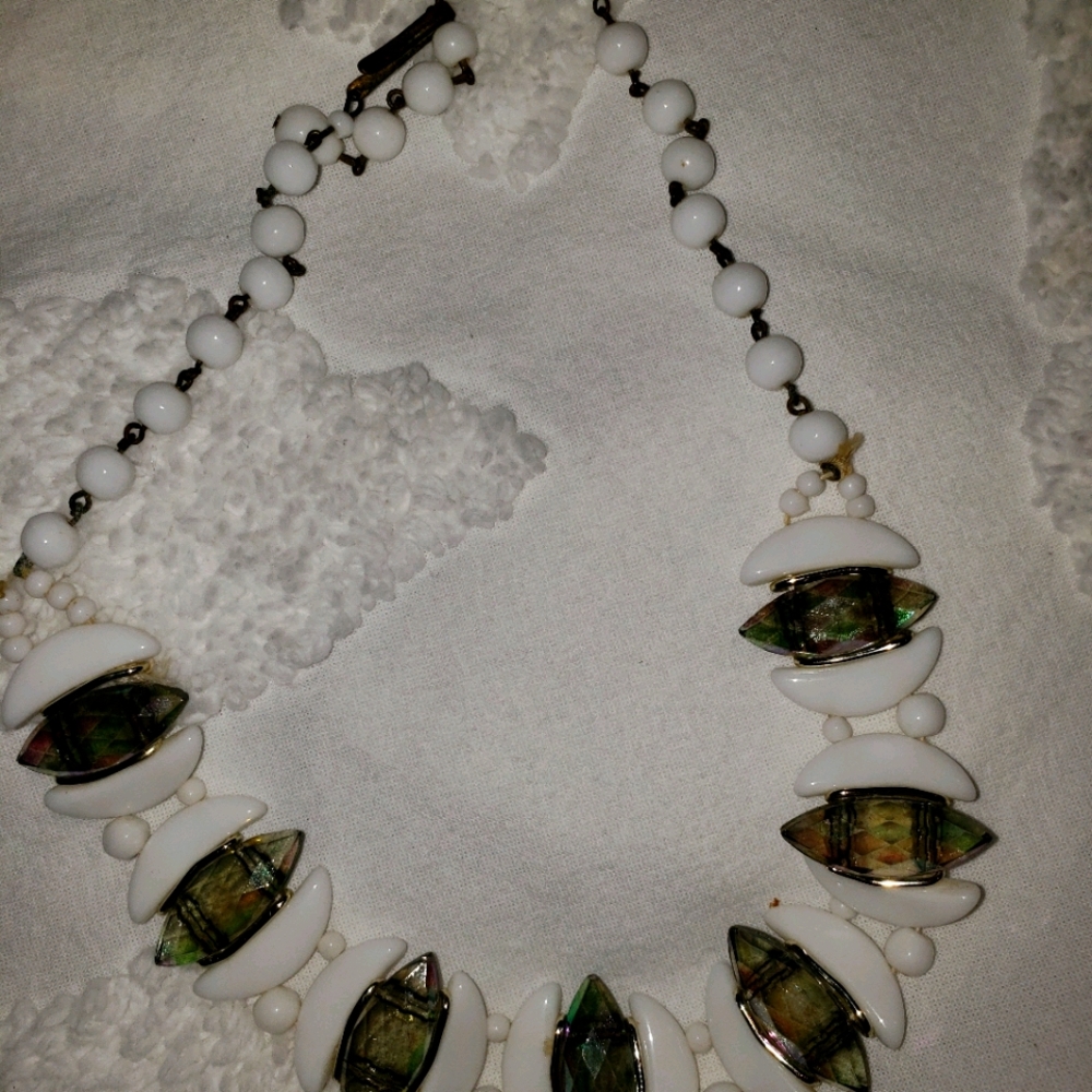 Vintage milk glass neclace
